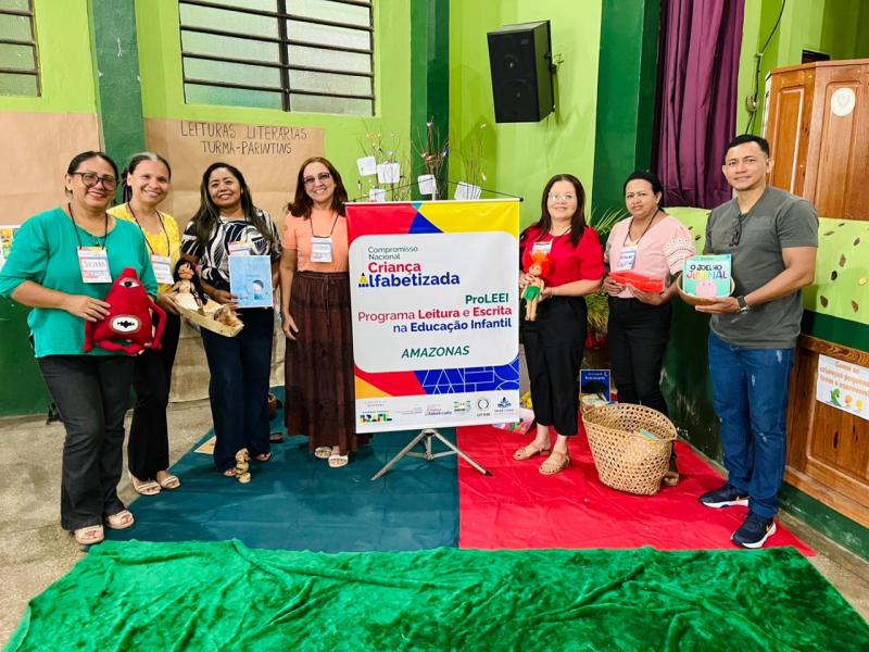 Professores do Baixo Amazonas participam de formação em Leitura e Escrita na Educação Infantil em Parintins