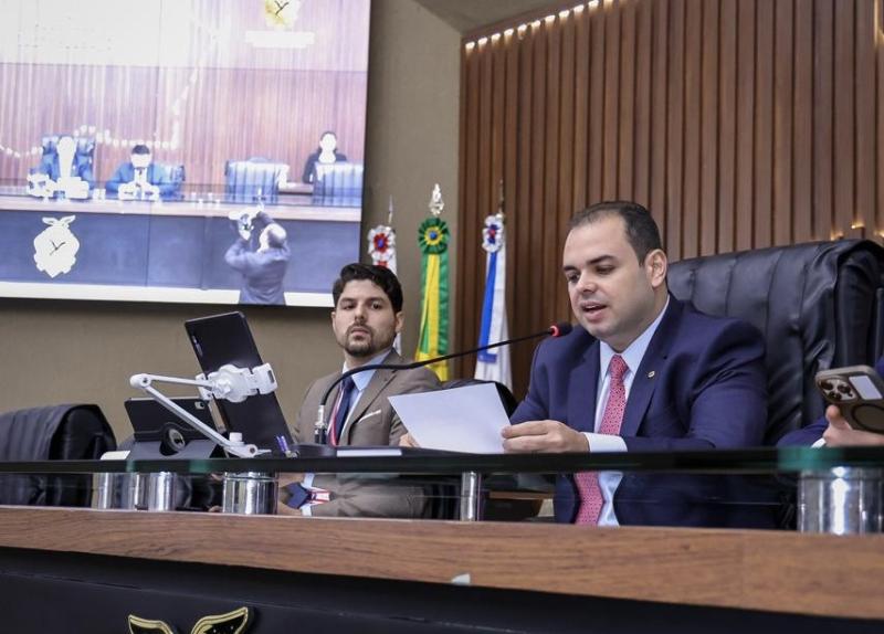 Roberto Cidade conduz aprovação de projetos que valorizam servidores públicos estaduais