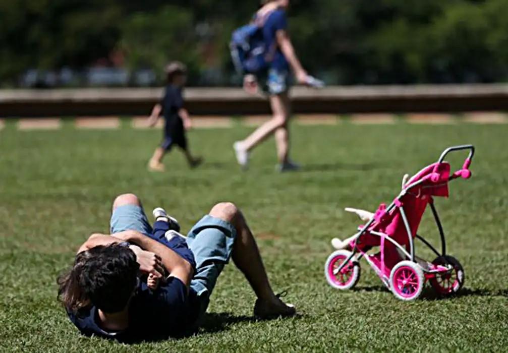 Licença-paternidade é avanço, mas ainda é desigual