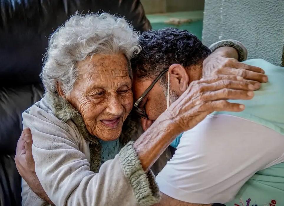 Redação do Enem 2025 aborda as perspectivas para o envelhecimento