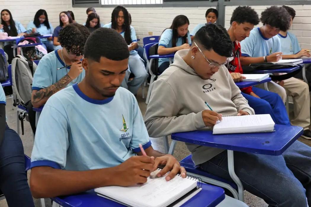 Beneficiário do Pé-de-Meia ganha R$ 200 se fizer dois dias de Enem