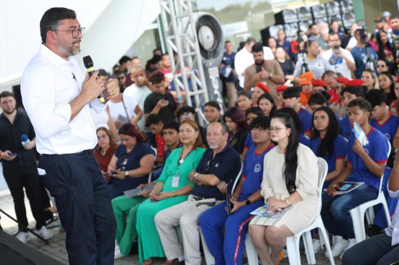 Governador Wilson Lima apresenta novos serviços do Detran-AM e realiza entrega a motofretistas