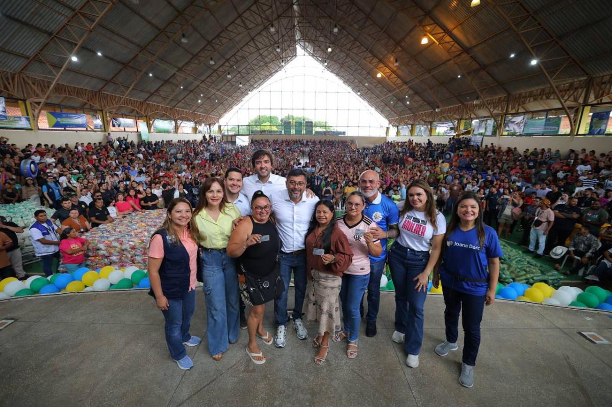 Wilson Lima entrega mais 1.000 cartões do Auxílio Estadual em Itacoatiara