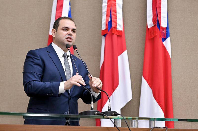 Leis de autoria de Roberto Cidade reforçam compromisso com a alfabetização no Amazonas