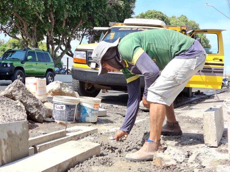 Prefeitura de Parintins intensifica recuperação de canaletas nas ruas da cidade