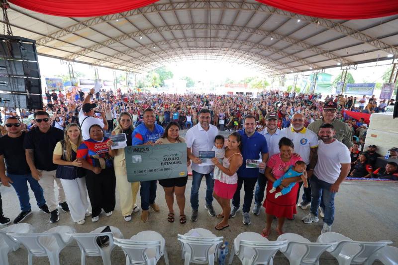 Wilson Lima inicia entrega de 1,6 mil cartões do Auxílio Estadual Permanente no Médio Solimões