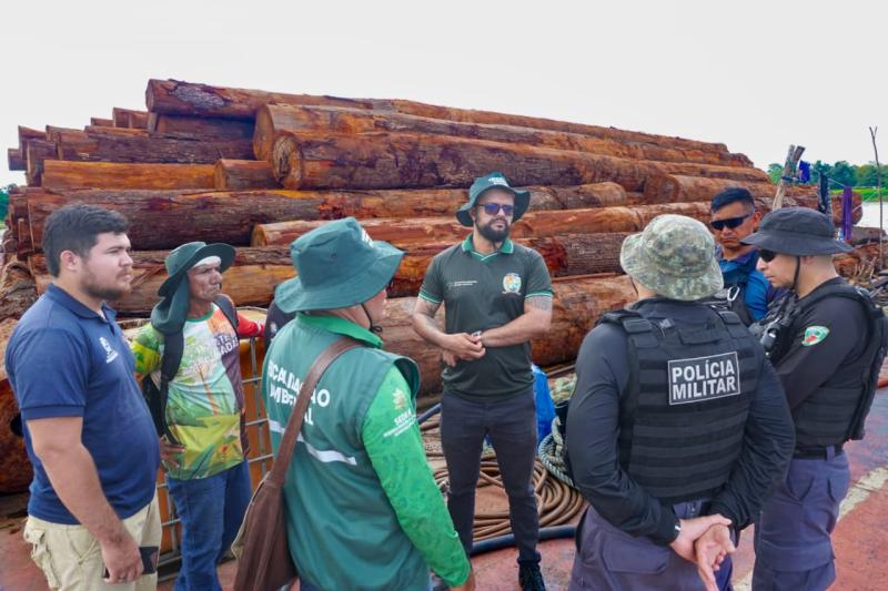 Prefeitura de Parintins fiscaliza carga de madeira em trânsito durante a Operação Sentinela Verde