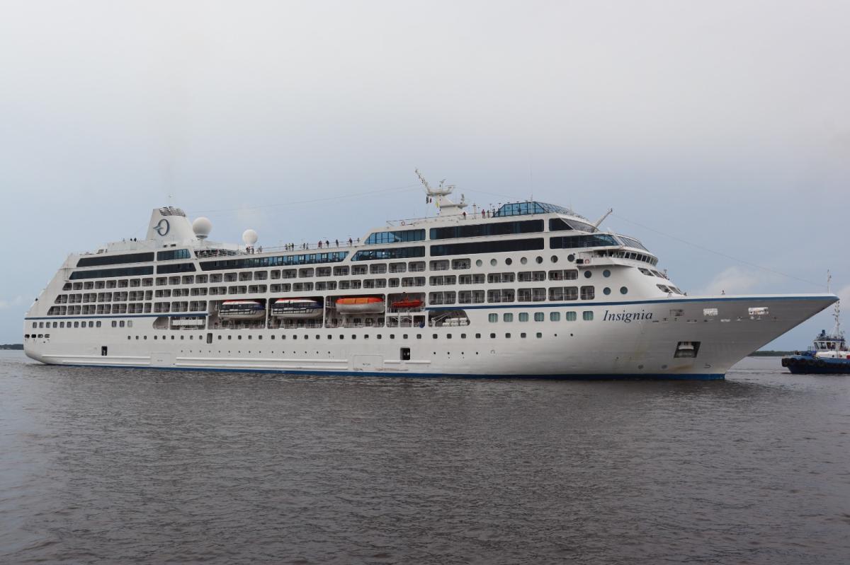 Navio Insignia atraca no Porto de Manaus com mais de 980 turistas