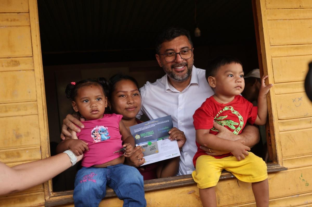 Wilson Lima entrega 800 novos cartões do Auxílio Estadual em Autazes