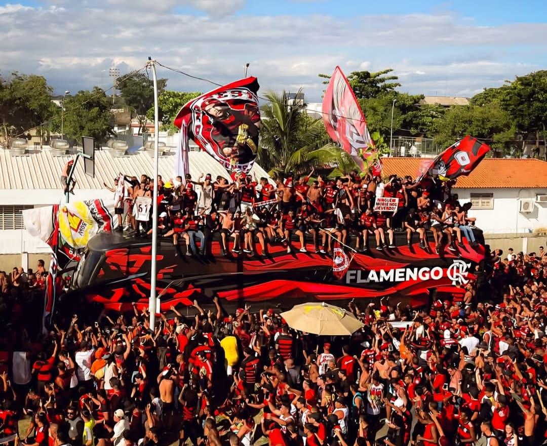 Flamengo embarca para final da Libertadores com festa da torcida
