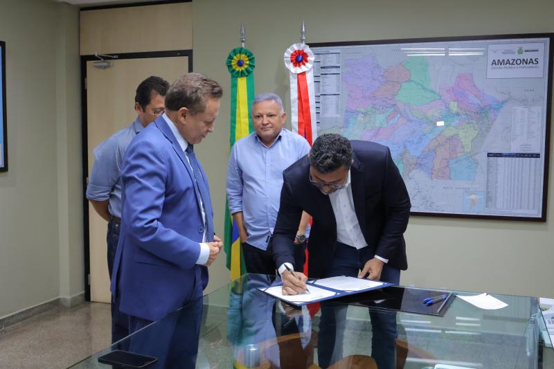 Governador Wilson Lima assina ordem de serviço das obras de recuperação viária em Pauini, por meio do Programa Asfalta Amazonas