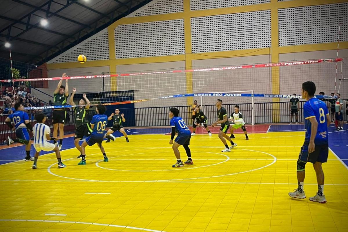 Voleibol do 4° Copão “Eu Amo Parintins” de Bairros define primeiros finalistas