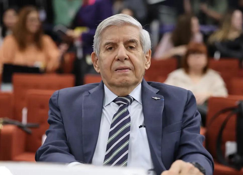 Moraes manda Heleno passar por perícia médica em 15 dias