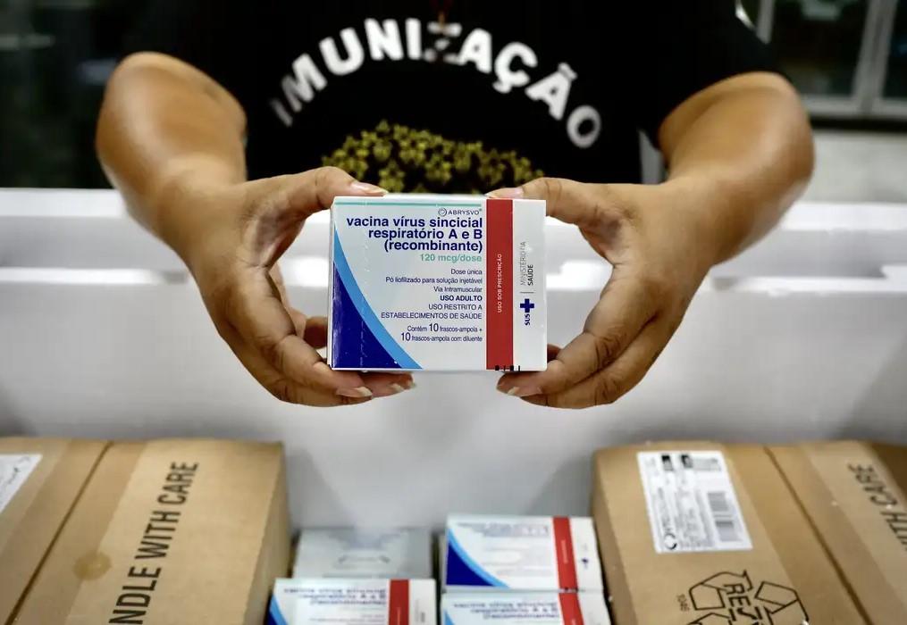 Governo começa a distribuir vacina contra vírus sincicial respiratório