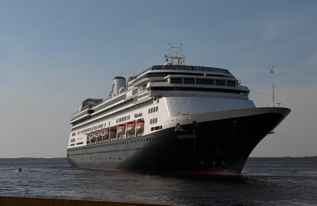 MS Volendam atraca no Porto de Manaus com mais de 2 mil turistas