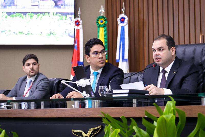 Roberto Cidade comanda votação que aprovou a LOA 2026, com orçamento superior a R$ 38 bilhões