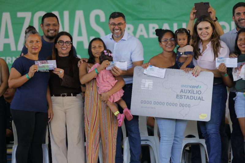 Governador Wilson Lima entrega cartões do Auxílio Estadual e fortalece setor social em Manacapuru