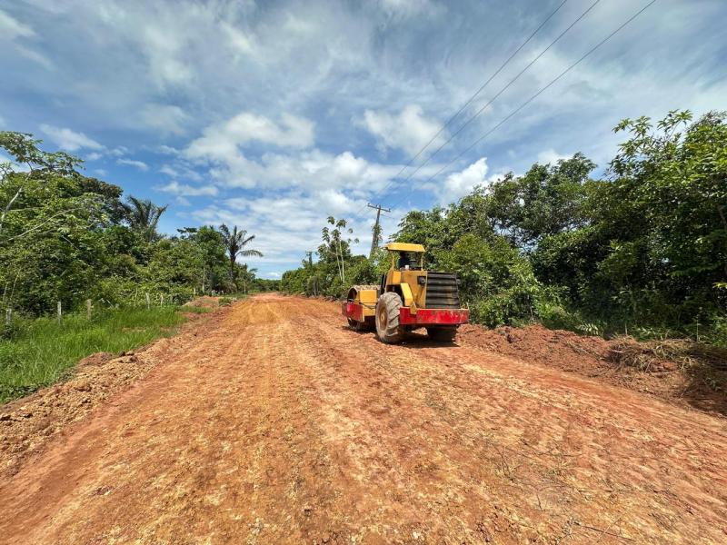 Prefeitura de Parintins avança com mais de 20 km de terraplanagem em estradas vicinais do Zé Açu