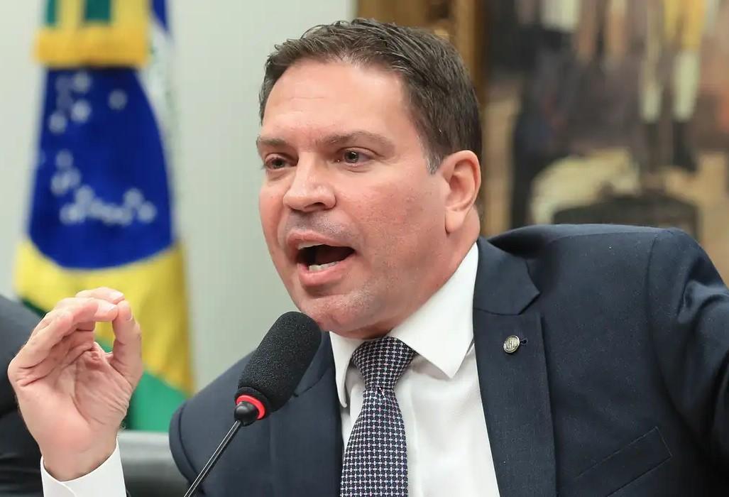 Moraes pede aos Estados Unidos extradição de Ramagem