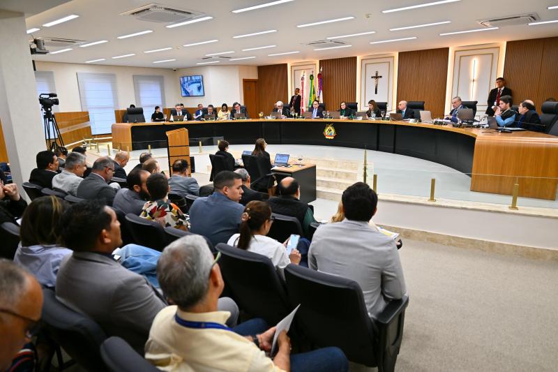 TCE-AM inicia julgamento das contas da Prefeitura de Manaus de 2024 e adia análise após pedido de vistas