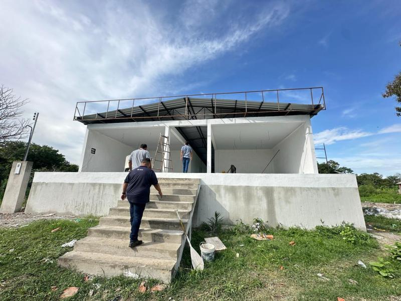 Prefeitura de Parintins acompanha fase final da construção de escola no Paraná do Meio