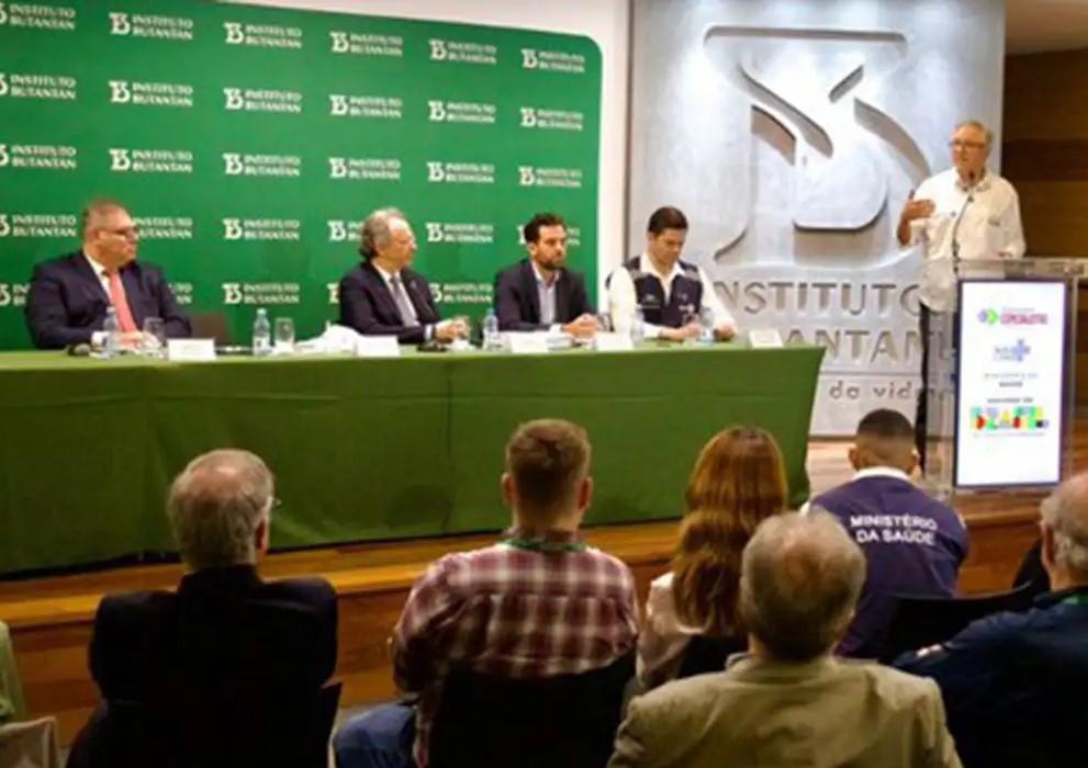 Ministro assina contrato para compra de vacina da dengue do Butantan