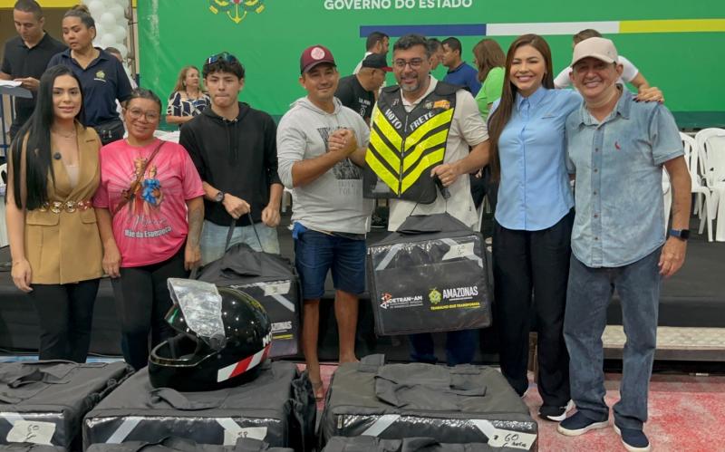 Detran-AM contempla, pela primeira vez, motofretistas de Parintins com 50 kits de segurança