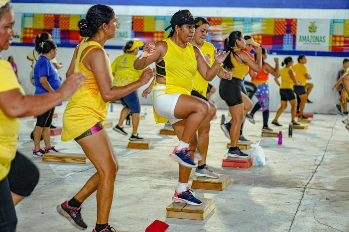 'Movimenta Parintins' é sucesso com centenas de participantes diariamente