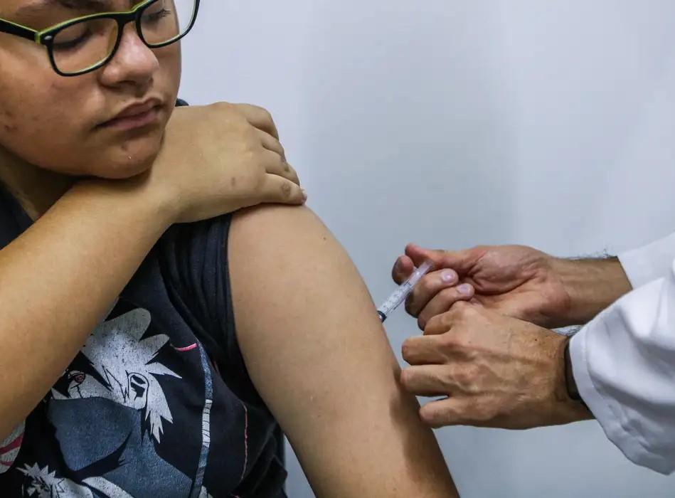 Jovens de 15 a 19 anos podem se vacinar contra HPV até junho de 2026