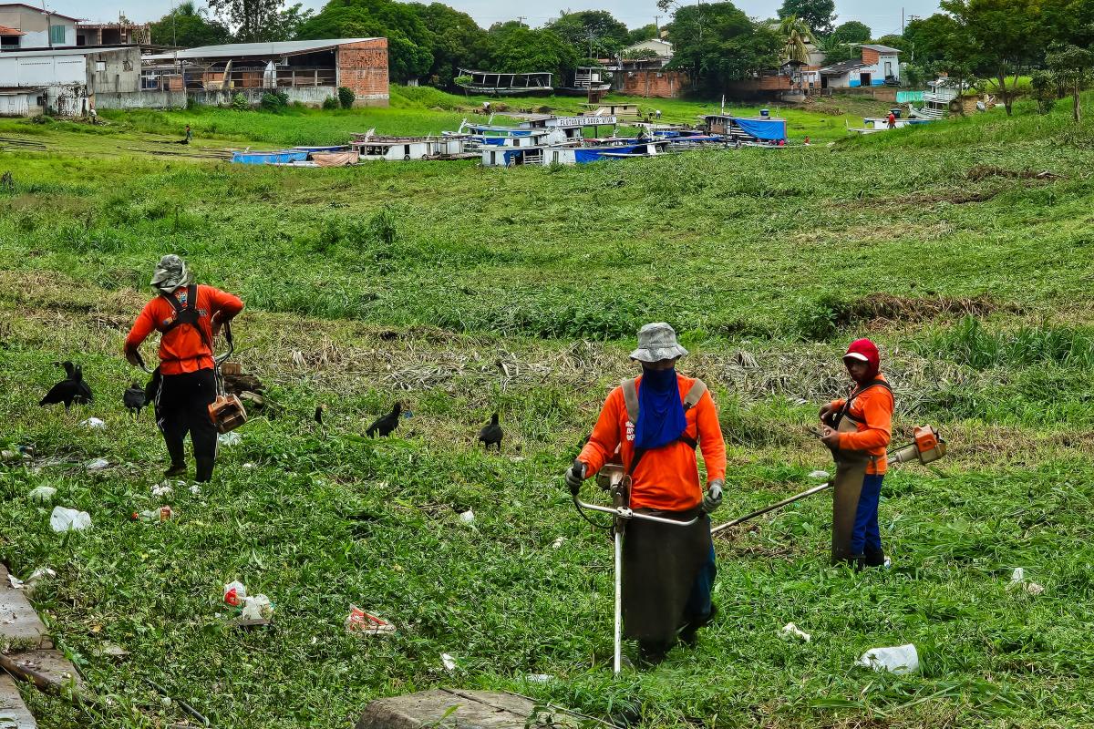 Mutirão de limpeza retira resíduos da orla da Francesa
