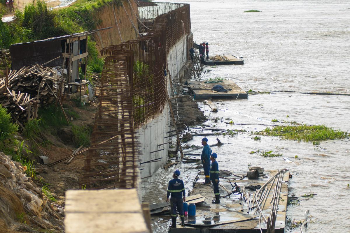 Muro de Arrimo da orla de Parintins alcança metade da execução