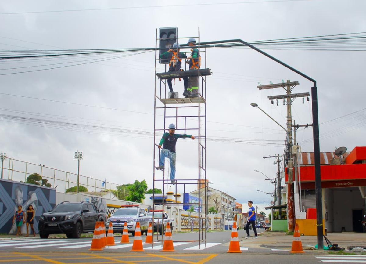 Pontos de grande fluxo em Parintins ganham reforço com novos semáforos