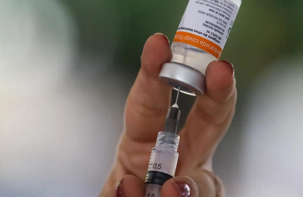 Há 5 anos, Brasil aplicava primeiras doses de vacina contra a covid-19