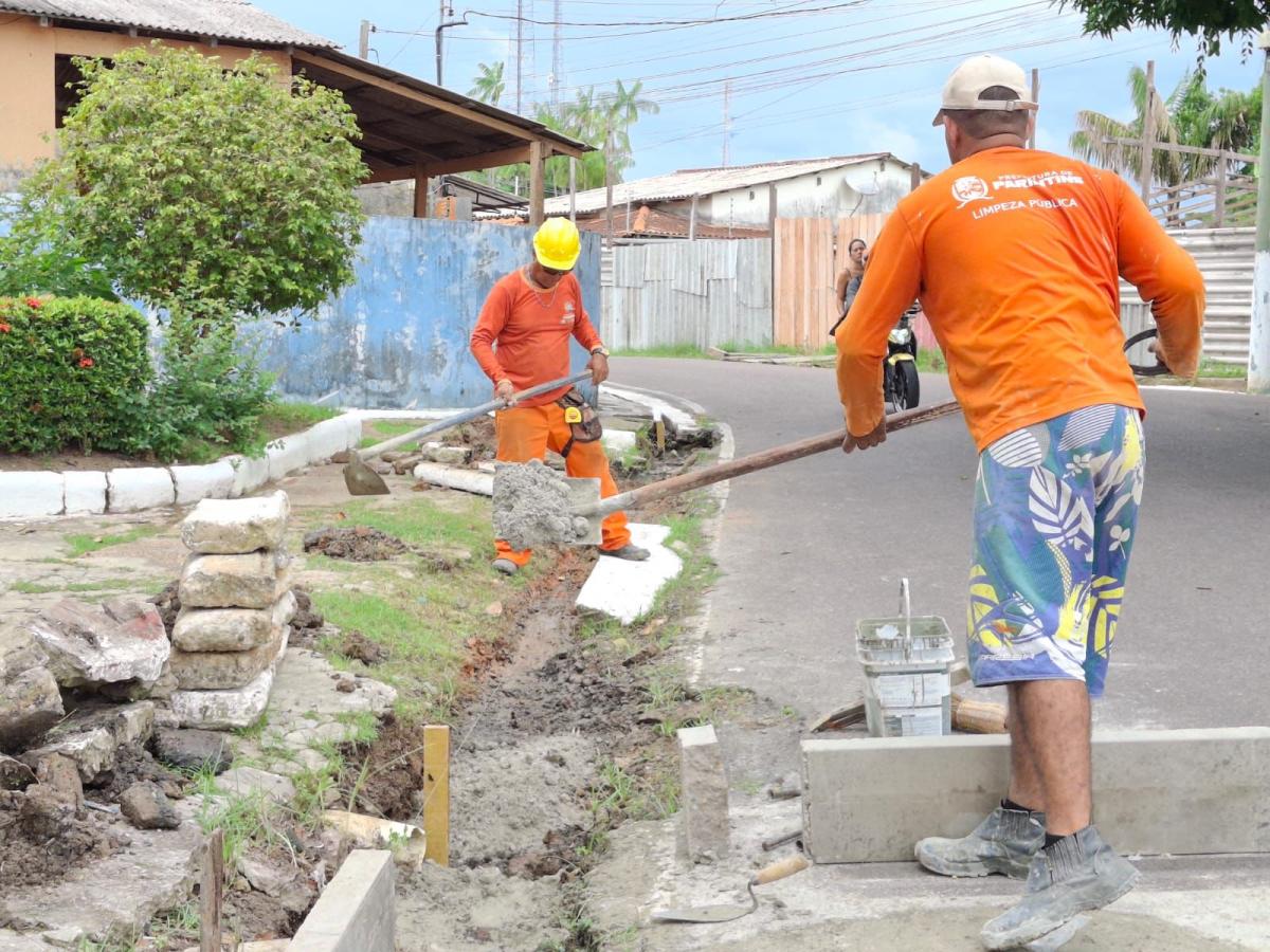 Gestão municipal reforça ações de infraestrutura com reposição de meio-fio
