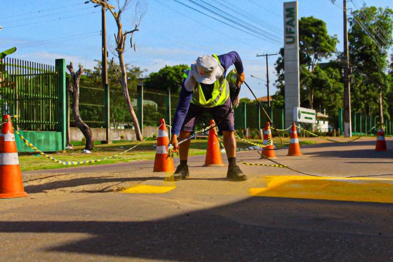 Prefeitura de Parintins revitaliza pintura de quebra-molas e faixa de pedestre