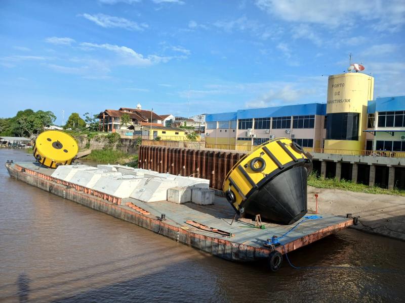 DNIT realiza instalação de poitas e boias de sinalização no porto de Parintins