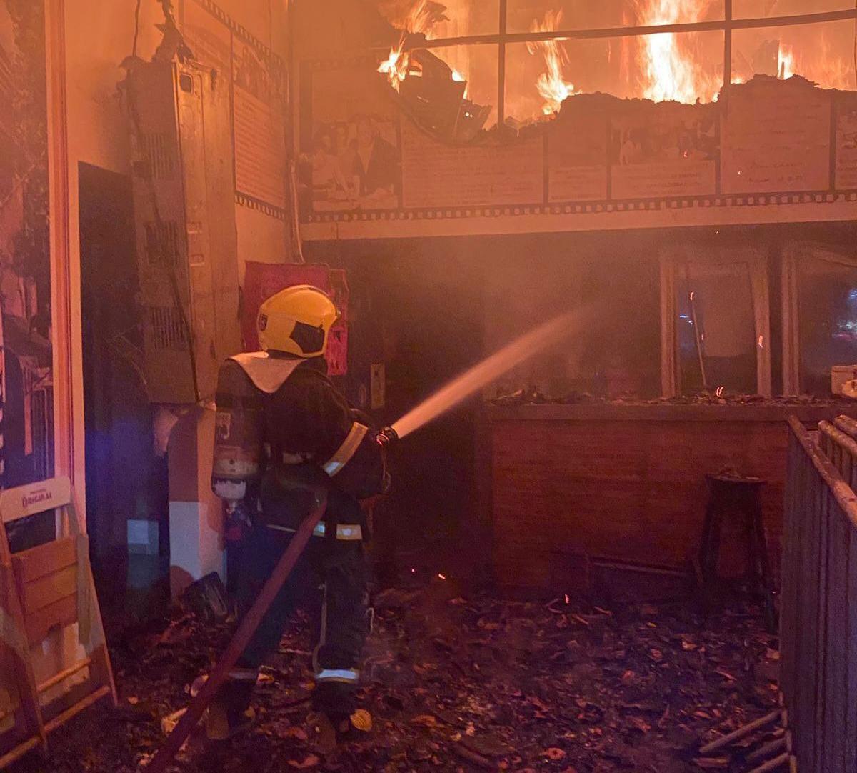 Bombeiros combatem incêndio em bar no bairro Nossa Senhora das Graças