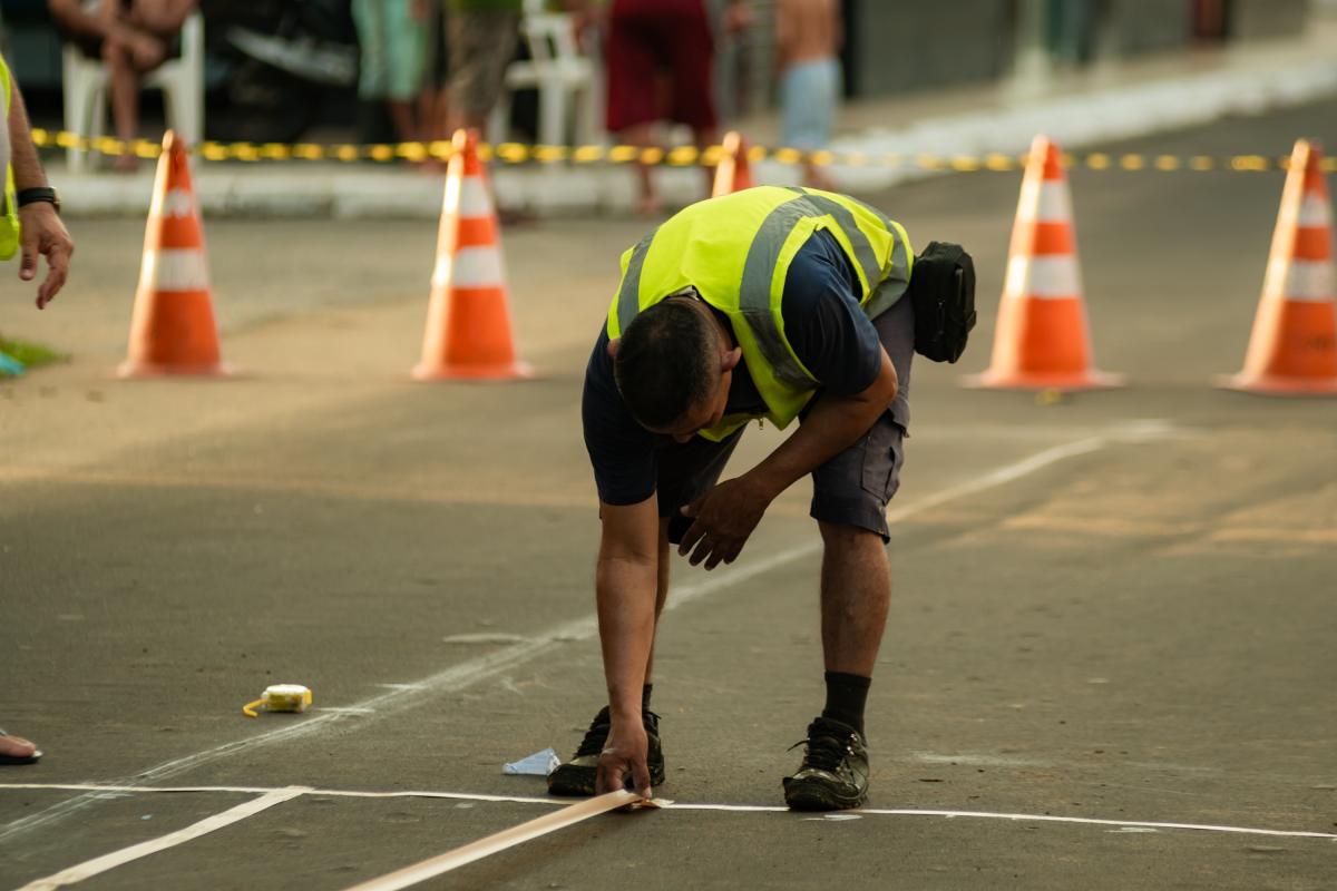 Faixas de pedestres são pintalas em frente a escolas municipais