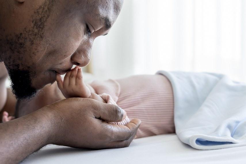 Projetos sociais: Senado pode votar licença paternidade de 20 dias