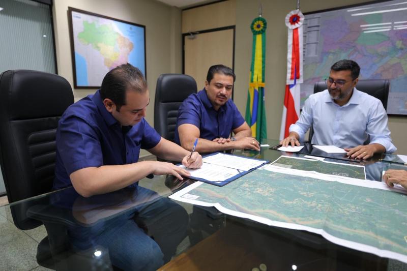 Roberto Cidade reforça compromisso com Autazes em assinatura de contrato de recuperação de trecho da AM-254