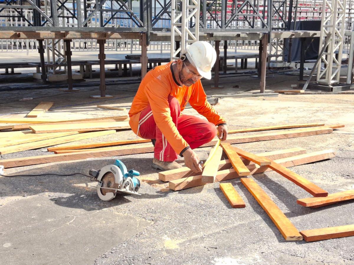 Prefeitura trabalha na montagem da estrutura para a realização do Carnailha 2026
