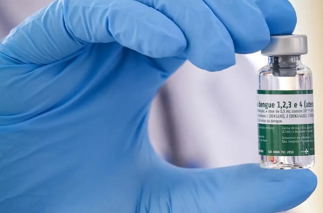 Começa vacinação de 1,2 milhão de profissionais de saúde contra dengue