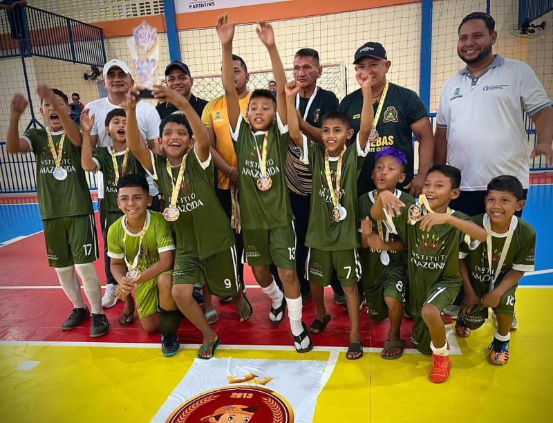 Campeões levantam troféus de campeões da 3ª Copa de Férias “Eu Amo Parintins”