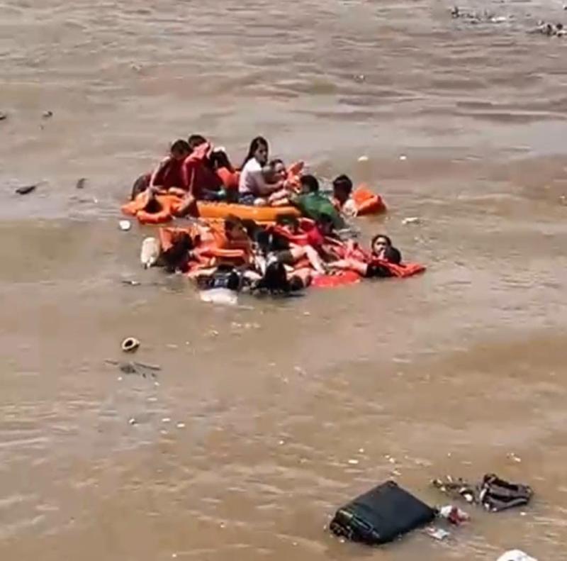 Lancha naufraga no Encontro das Águas e passageiros são resgatados por Príncipe do Amazonas e São Bartolomeu