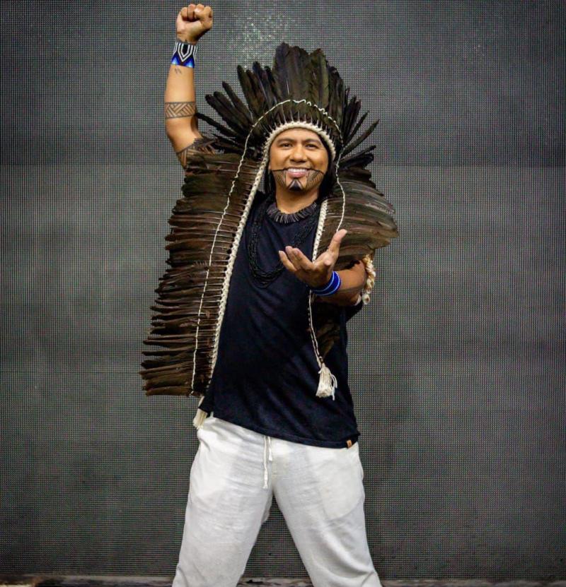 Pajé e Tuxauas do Boi Caprichoso representam a ancestralidade dos povos indígenas no desfile da Gaviões da Fiel