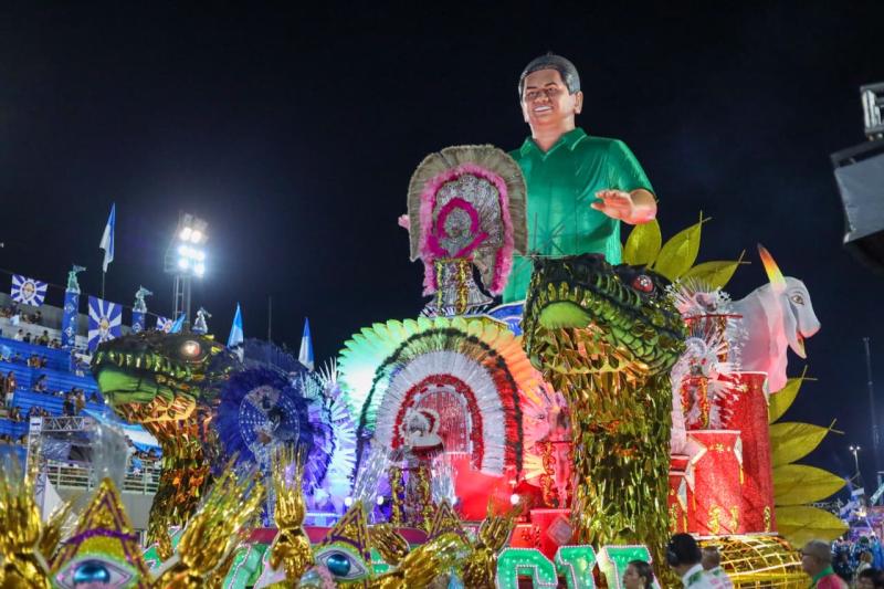 Vitória Régia transforma a avenida em grande homenagem a Bi Garcia no Carnaval de Manaus