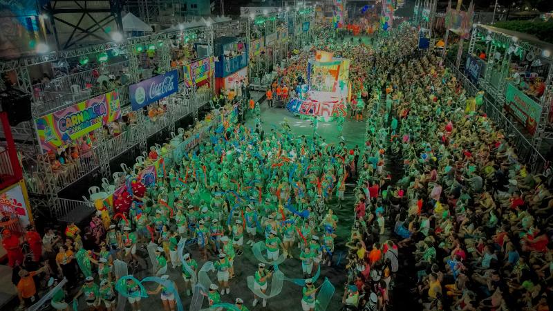 Multidão em festa no primeiro dia do Carnailha 2026 com a disputa dos Blocos Irreverentes