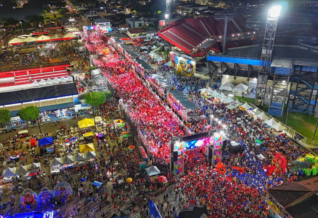 Carnaboi arrasta multidão em noite histórica do Carnailha de Parintins