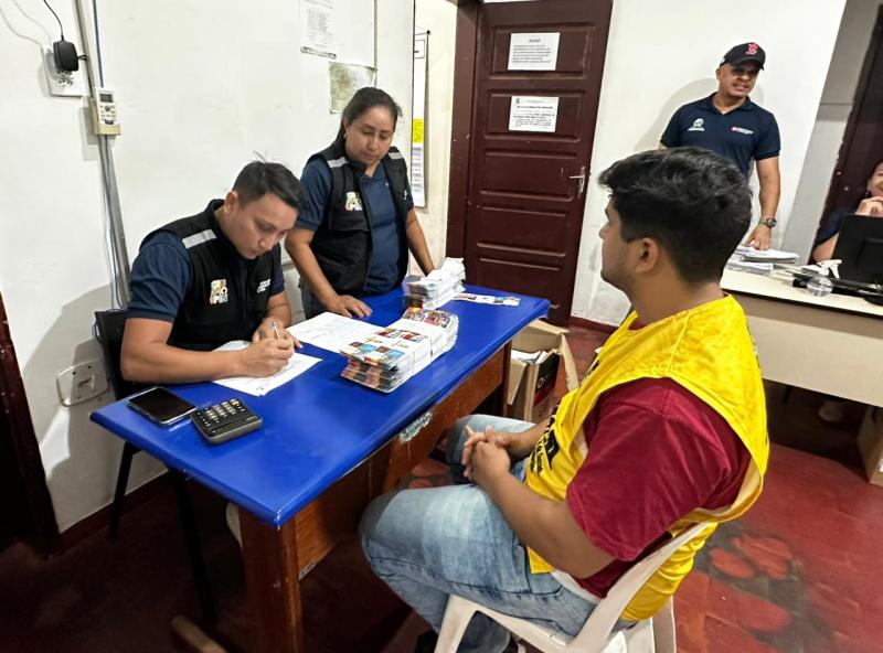 Equipe da Secretaria de Terras percorre comércio com entrega dos carnês do Alvará 2026