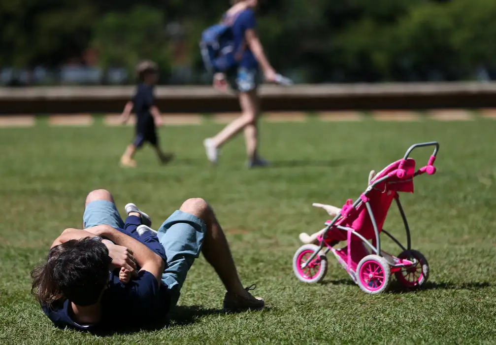 Licença-paternidade de até 20 dias é aprovada no Senado